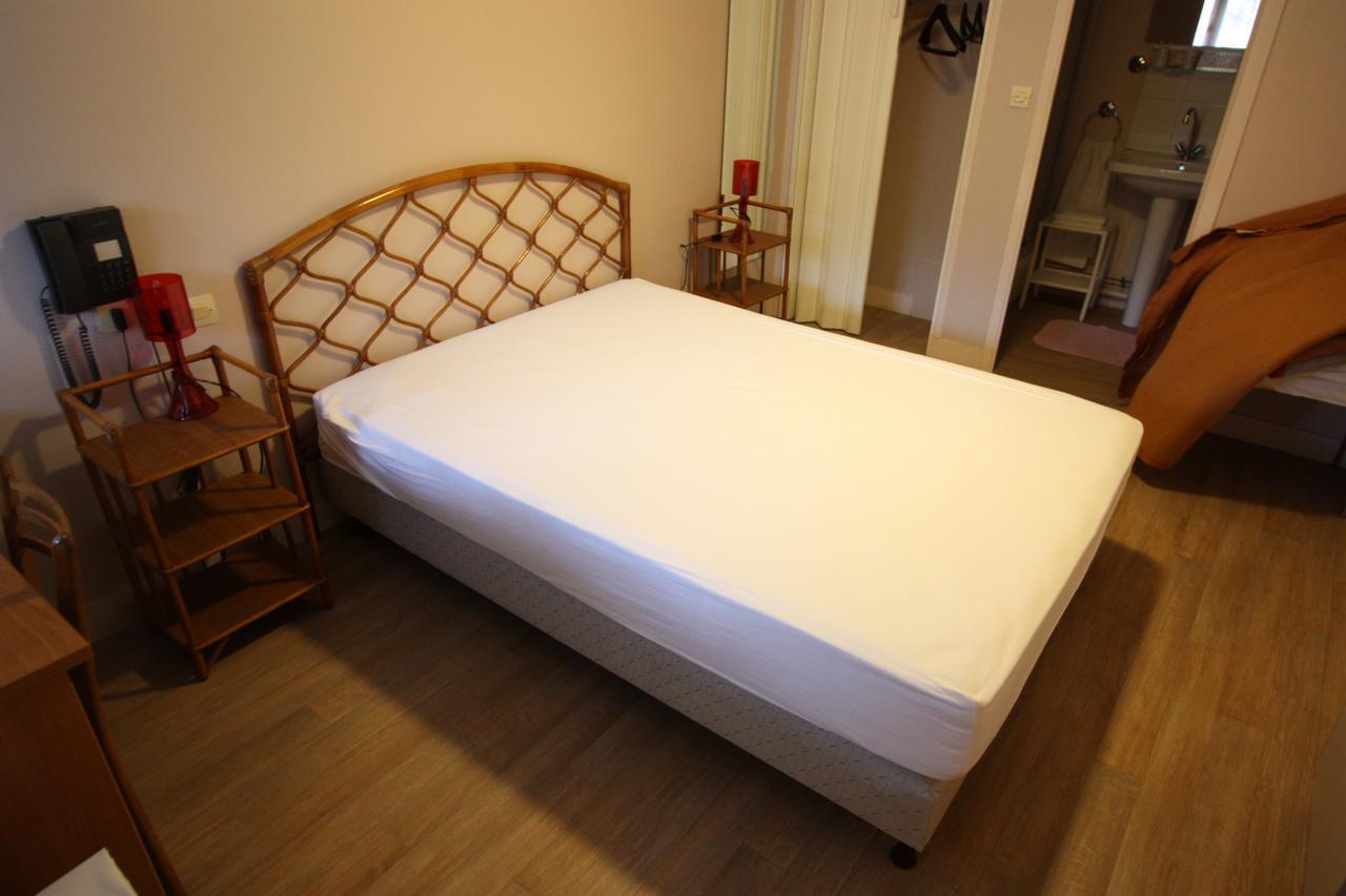 Hotel Les Deux Sapins Cailly-sur-Eure Rom bilde