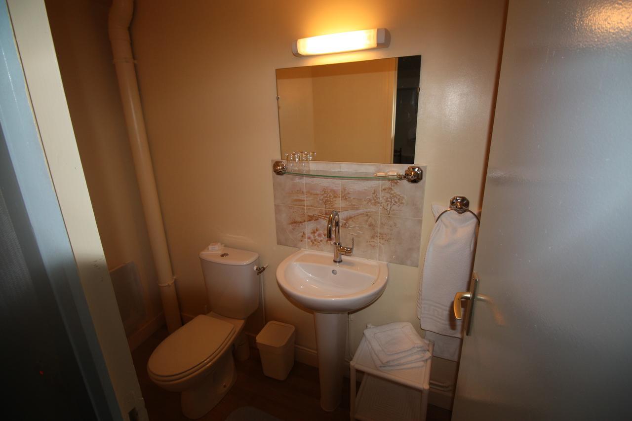 Hotel Les Deux Sapins Cailly-sur-Eure Eksteriør bilde